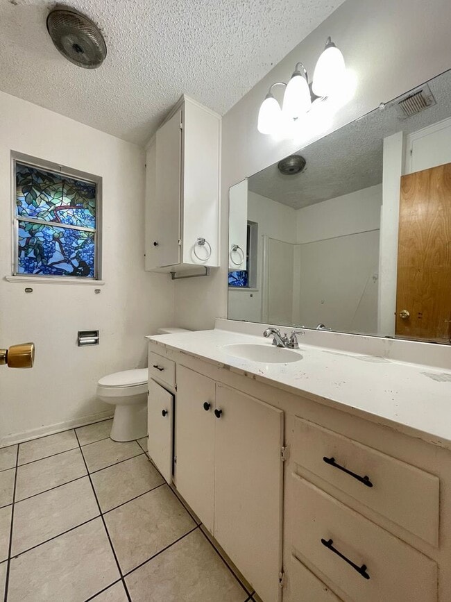 Building Photo - Spacious 4 Bedroom Home with multiple livi...