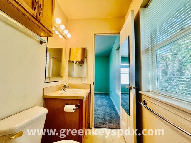 Building Photo - 3 Bedroom, 2.5 Bathroom Townhouse in N Por...