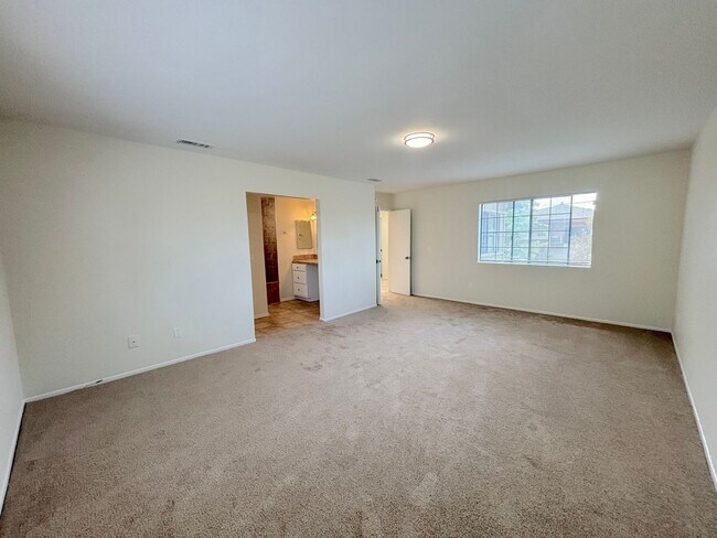 Building Photo - 3 Bedroom Condo now available in City of Orange