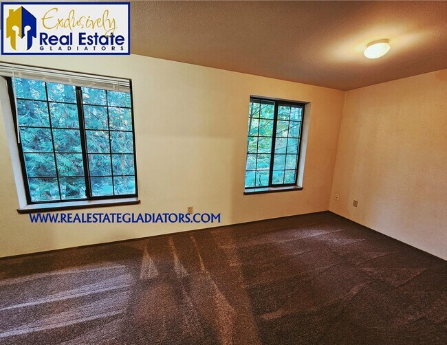 Building Photo - 4 Bed 2.5 Pet Friendly Home in Wilderness Rim