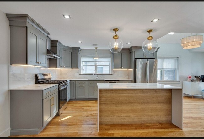 Building Photo - 85 Morton Ave