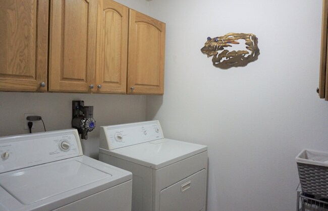 Building Photo - Lake Shore 4 Bedrooms