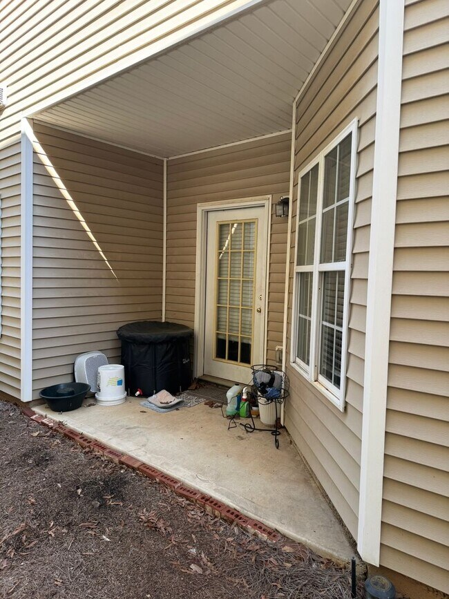 Building Photo - Beautiful East Side Home