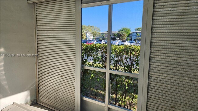 Building Photo - 981 Hillcrest Ct