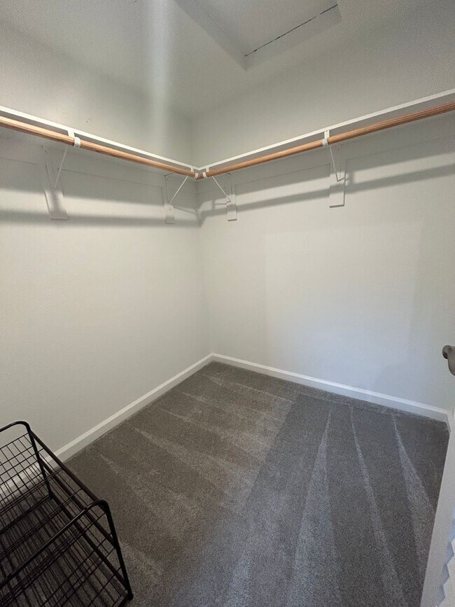 Building Photo - 2 Bed 2.5 bath townhome located on the golf course!