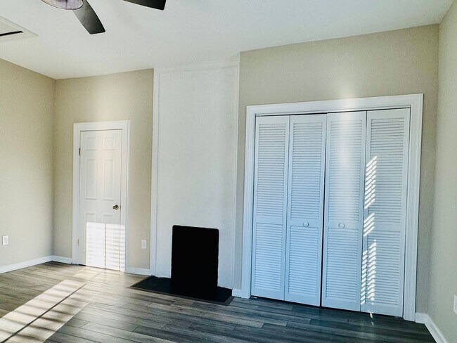 Building Photo - 218 College St