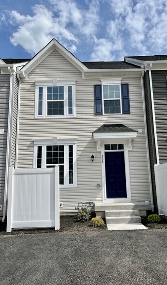 Primary Photo - 108 Chase Ln