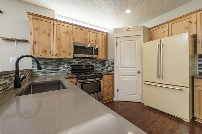 Building Photo - Cul-de-Sac Living at Its Best – Updated 3BR with Garage & A/C!