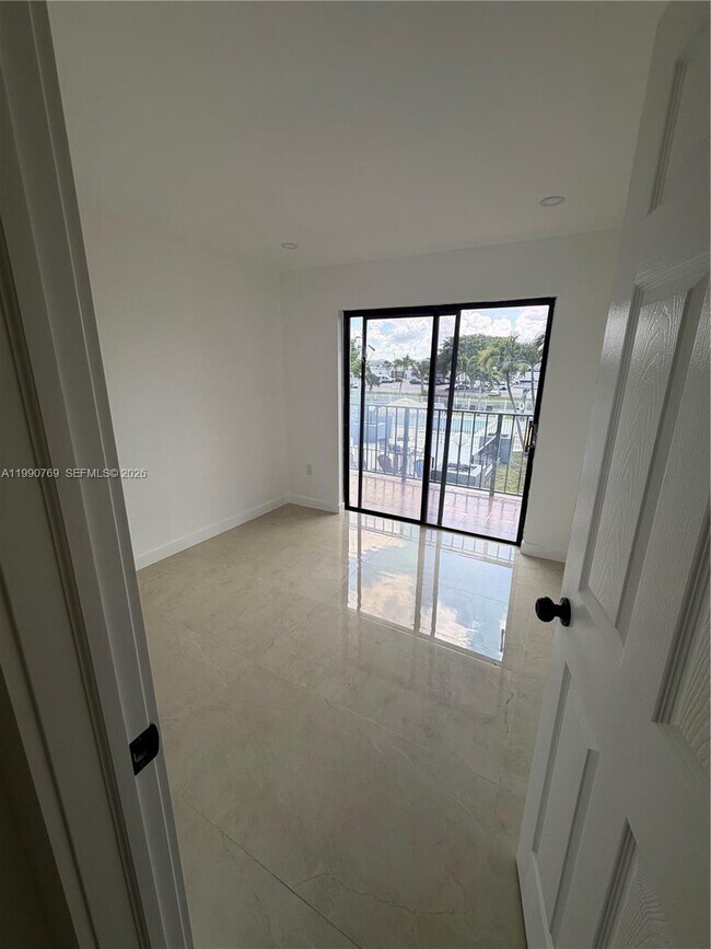 Building Photo - 1820 W 53rd St