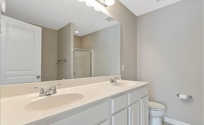 Building Photo - MUST SEE !! 3bd 3.5ba Townhome in Fuquay V...