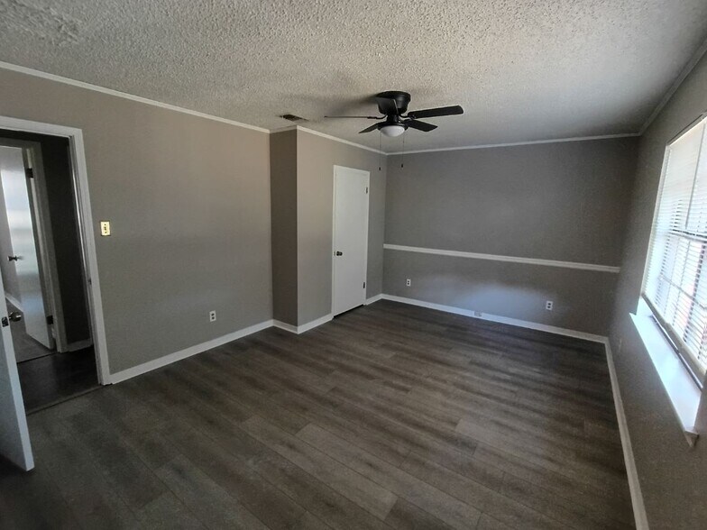 Building Photo - 2301 Cedar