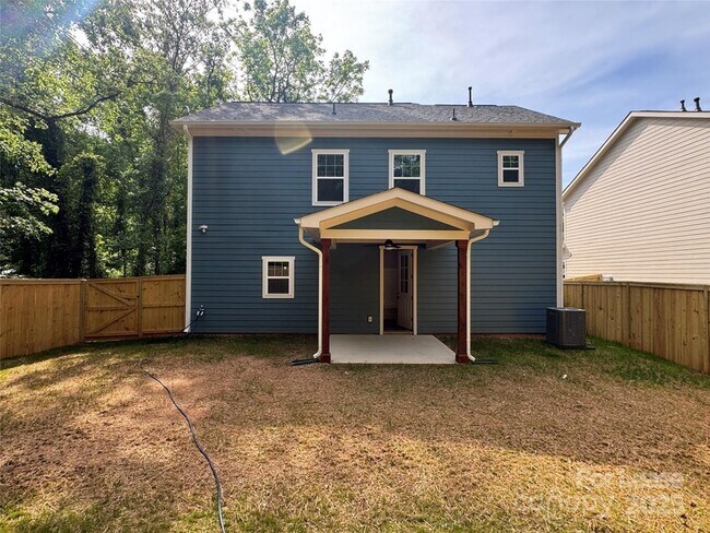 Building Photo - 1000 Fairground St