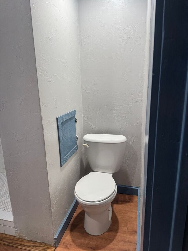 Building Photo - Adorable 2/1 !!! walking distance to the e...