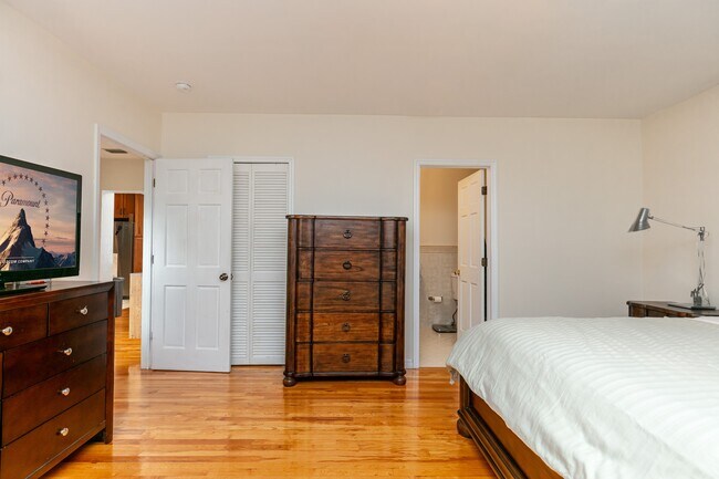 Building Photo - 5760 SW 51st St