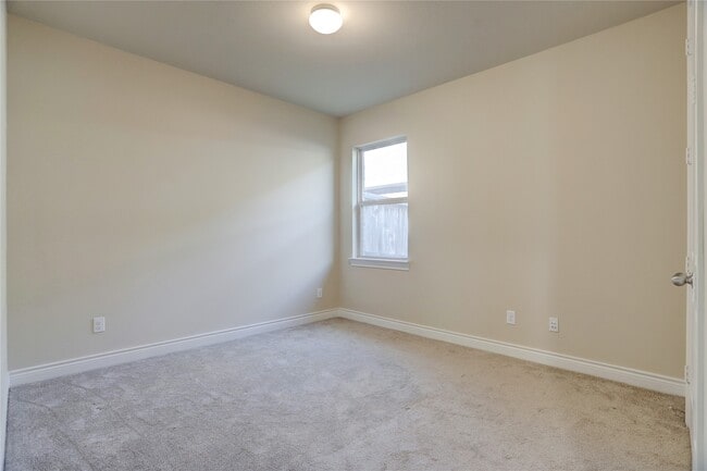 Building Photo - 606 Sabinal St