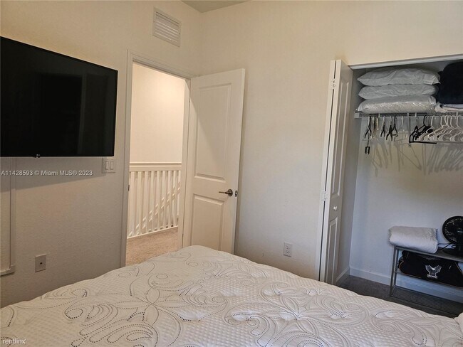 Building Photo - 3 br, 2.5 bath Townhome - 335 NE 208th Ter