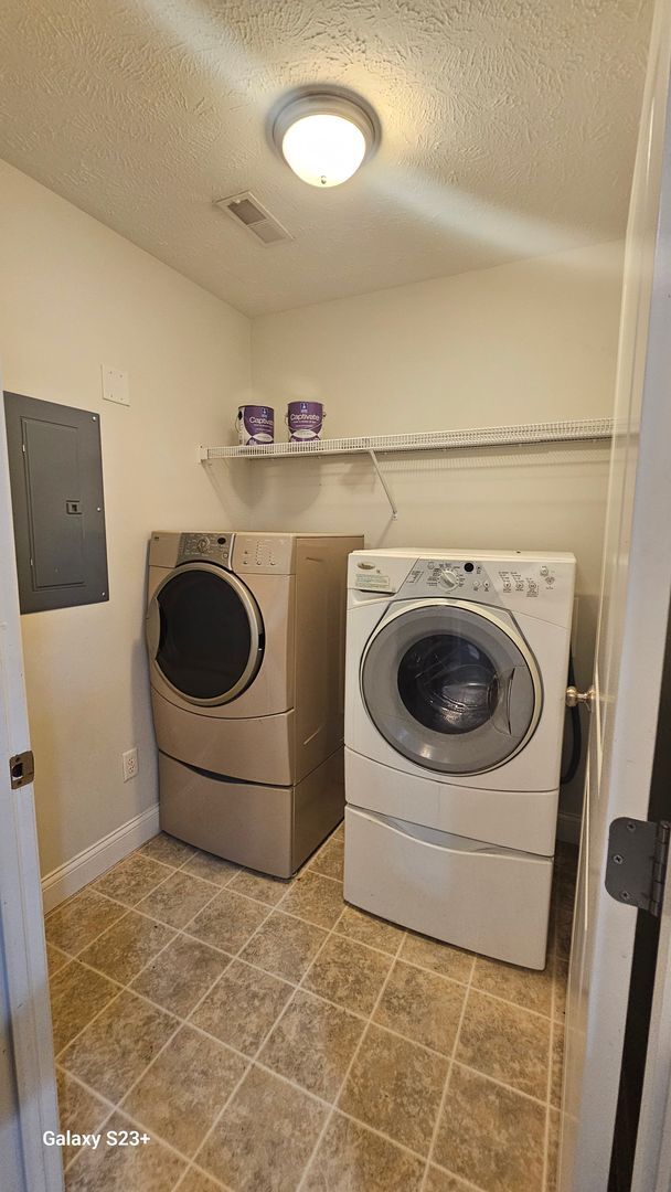 Building Photo - 3030 E Stillwater Landing