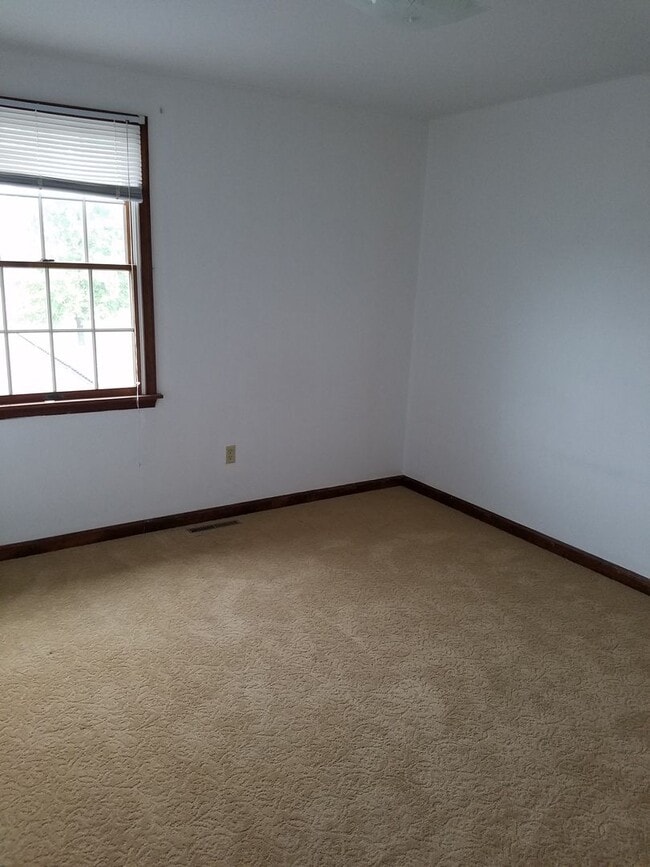 Building Photo - State College 3 bedroom duplex available August!