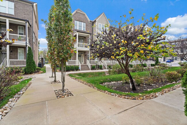 Building Photo - Gorgeous Spacious Townhome in the Heart of...