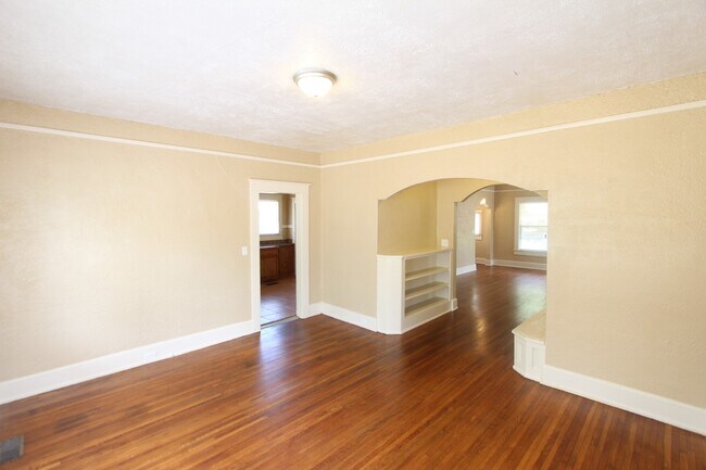 Building Photo - Cute! Cute! Cute! That's the best way to describe this 3 Bedroom 1 Bath charmer.