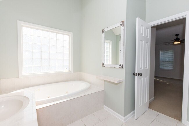 Building Photo - MOVE-IN READY