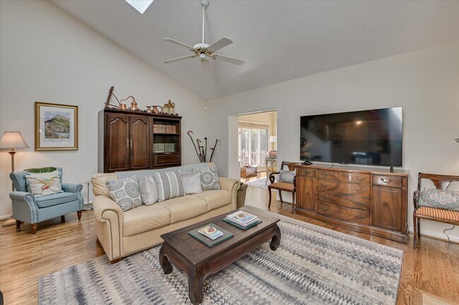 Building Photo - 108 White Willow Pl