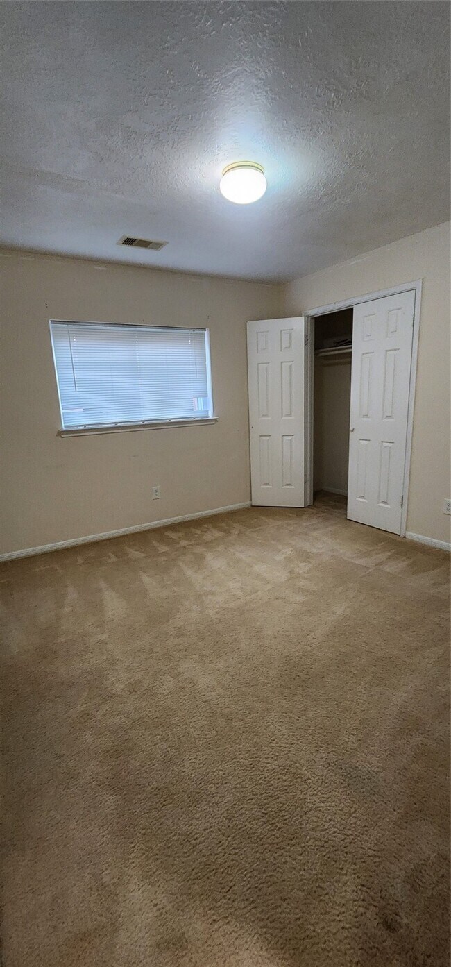 Building Photo - 16807 Sussex Dr