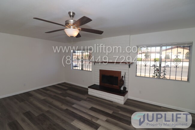 Building Photo - MOVE IN SPECIAL! 4bed/2bath house with gar...