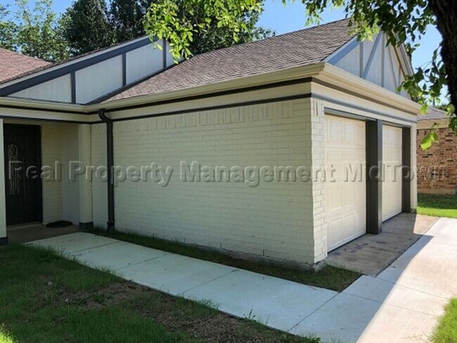 Building Photo - 2325 Warwick Ave