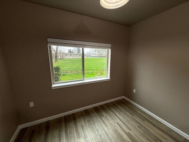 Building Photo - 4261 Hawthorne Ave NE