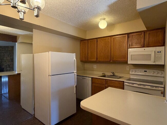 Building Photo - Ground Level 1 Bedroom/1 Bathroom Condo Located In Gated Oak Park Community! (Available Immediately)