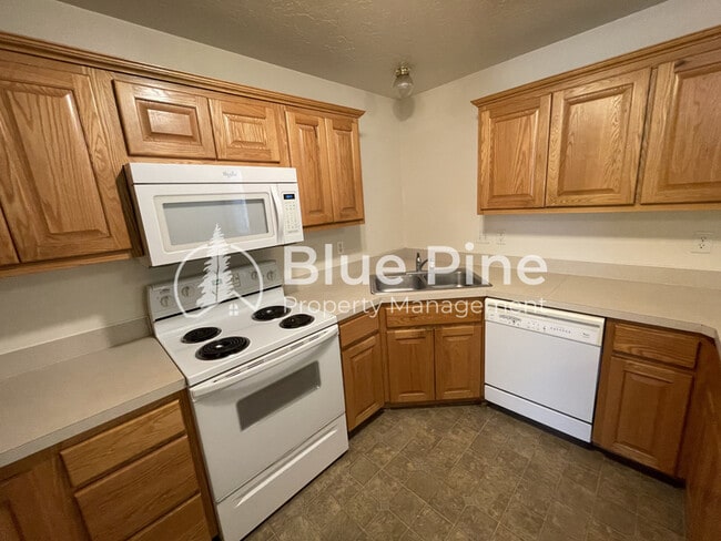 Building Photo - 345 S Byron Ave