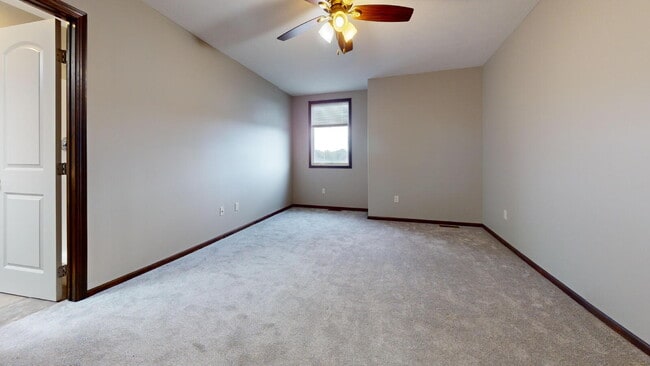 Building Photo - "Charming 3-Bed Townhouse with 2.5 Baths &...