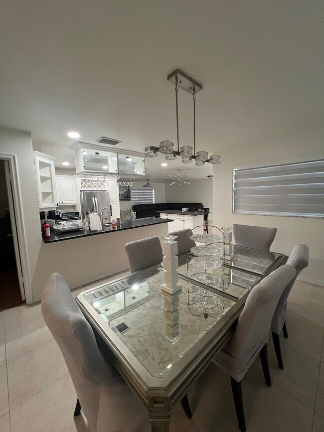 Building Photo - 1010 Hollywood Blvd