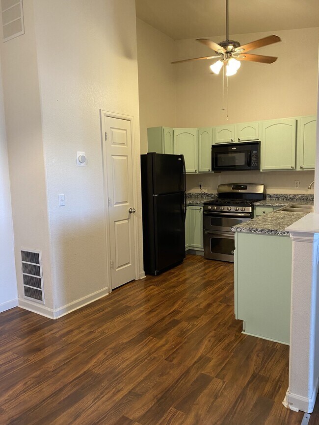 Building Photo - 2 Bedroom - Monetrey