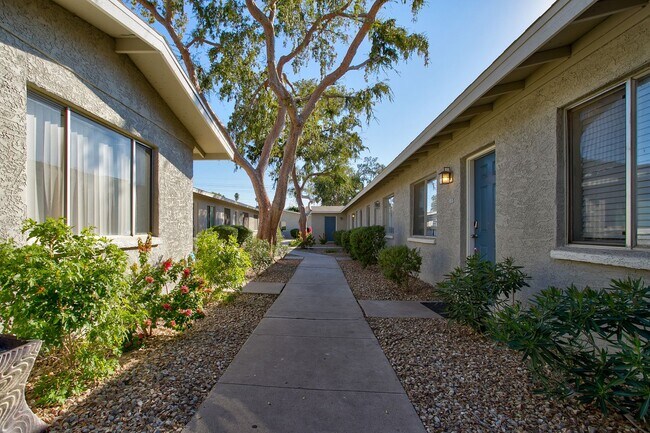 Building Photo - Updated 2 Bedroom, 2 bathroom located in a Gated Community!! Like living at a Resort!  Available ...