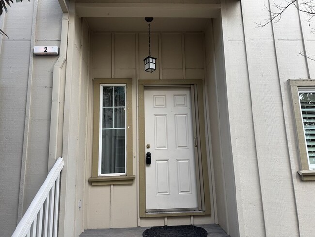 Building Photo - Charming 2 Bedroom 1.5 Bathroom Townhome w...