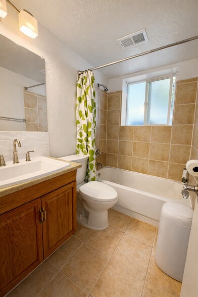 Building Photo - 1990 Eagle St