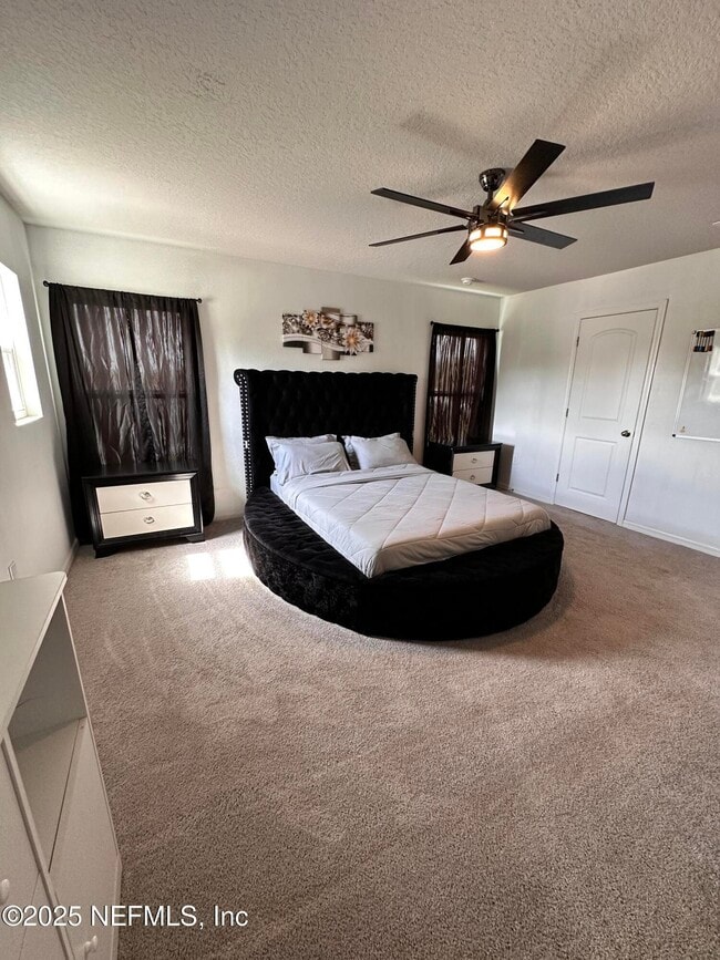 Building Photo - 450 River Hl Dr