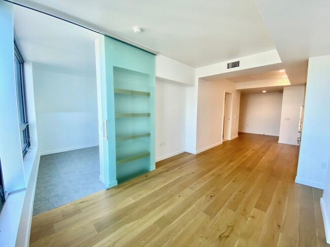 Building Photo - 1bd/1ba Seattle Condo