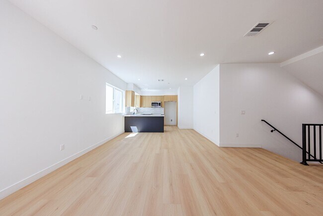 Building Photo - 2847 S Victoria Ave