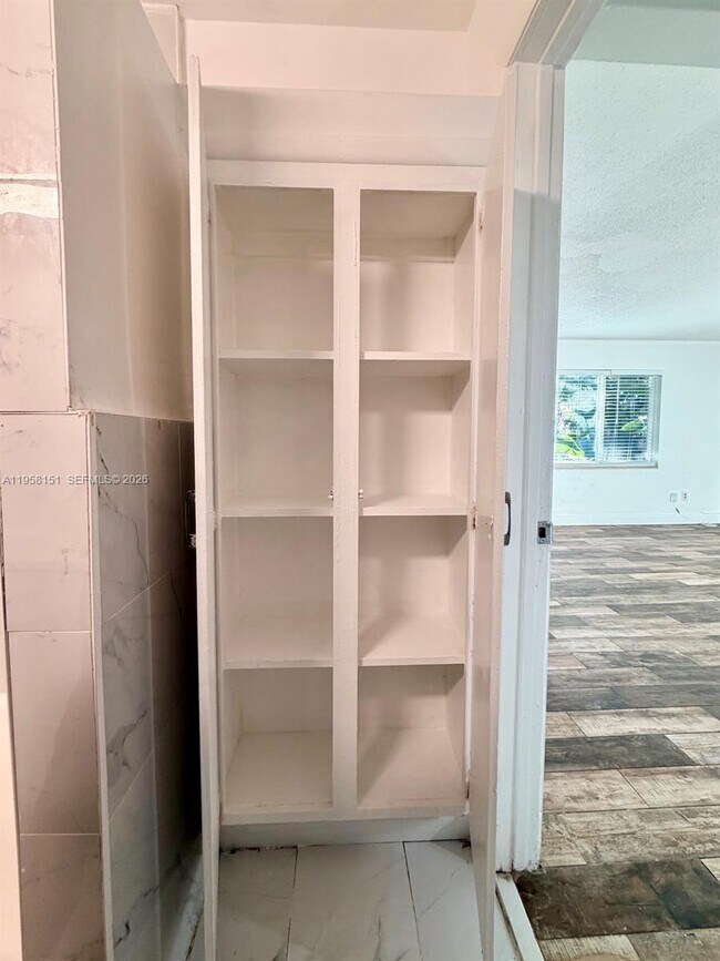 Building Photo - 927 SW 12th Ave