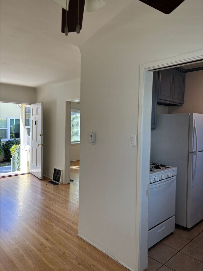 Building Photo - Western, 1151-1153