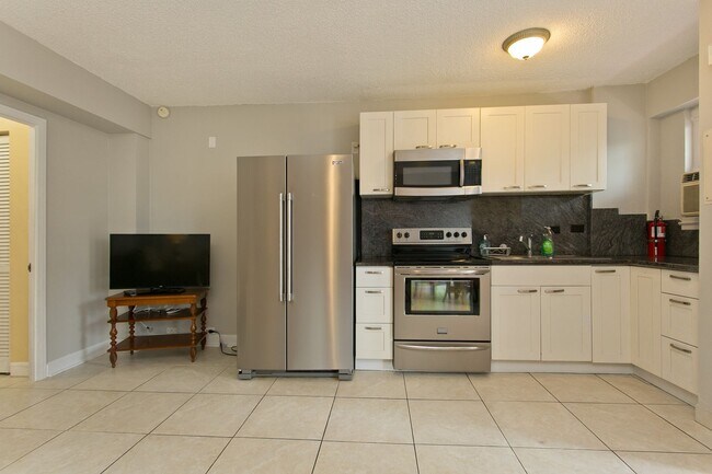 Building Photo - Remodeled boutique 1/1 unit furnished or u...
