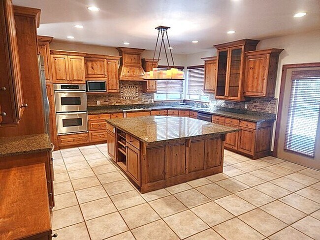 Building Photo - Beautiful Ranch Place Home