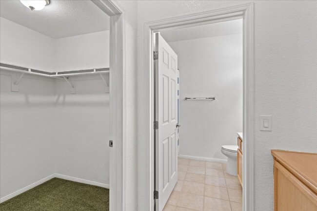 Building Photo - 2 Bedroom Condo Available in September!