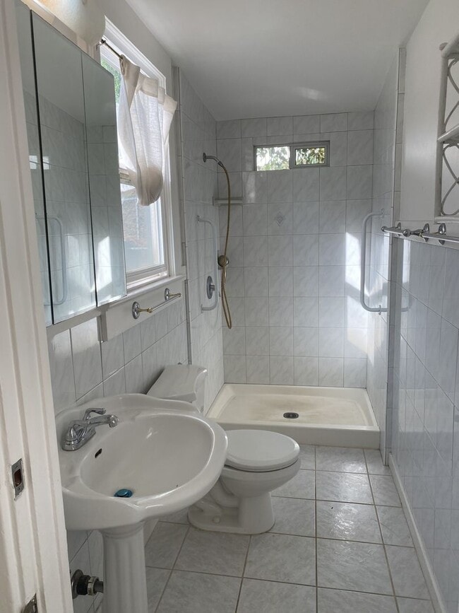 Building Photo - w2152k