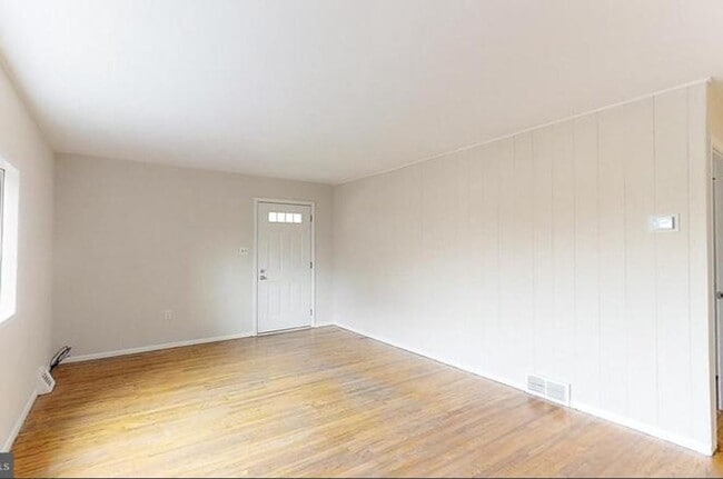 Building Photo - Recently Updated 4BR/2BA Twin with Central Air & Fenced Backyard