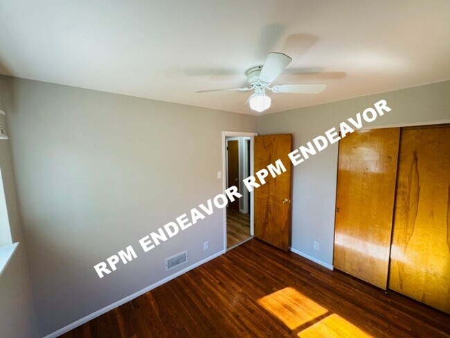 Building Photo - 3 Bed 1.5 Bath. Move in Ready! Deposit Fre...