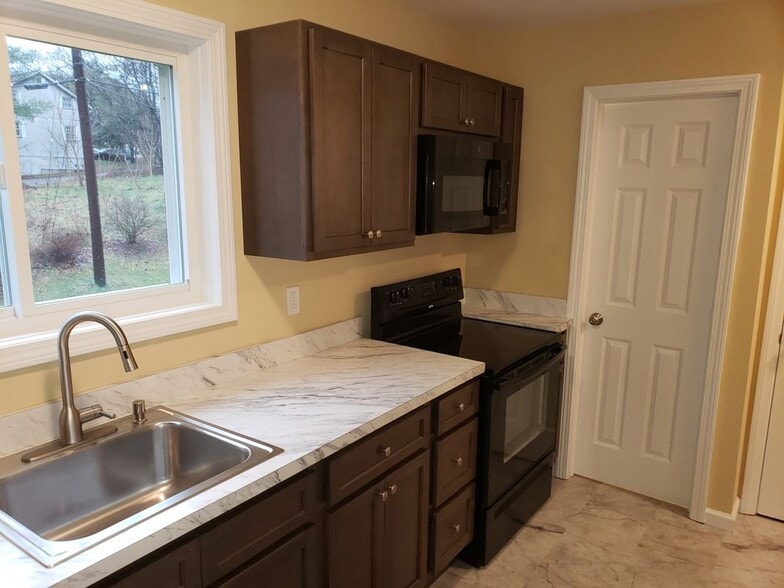 Building Photo - 15 Harry Brook Village
